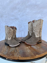 Load image into Gallery viewer, Taupe Suede Tanner Mark Boots