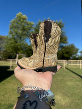 Load image into Gallery viewer, Shimmer Beige Tanner Mark Boots