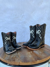 Load image into Gallery viewer, Black Bow Tanner Mark Boots

