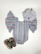 Load image into Gallery viewer, Blue Floral Bell Sleeve Leo/Top
