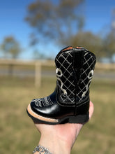 Load image into Gallery viewer, Black Bow Tanner Mark Boots
