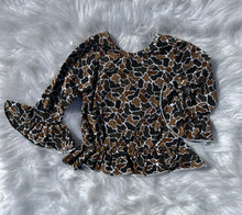 Load image into Gallery viewer, Camo Bell Sleeve Leo/Top
