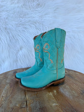 Load image into Gallery viewer, Turquoise Bow Tanner Mark Boots
