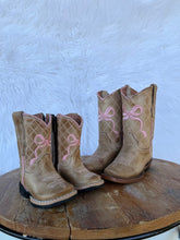 Load image into Gallery viewer, Tan Bow Tanner Mark Boots
