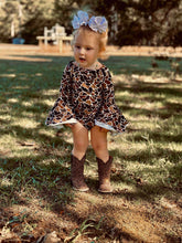 Load image into Gallery viewer, Camo Bell Sleeve Leo/Top
