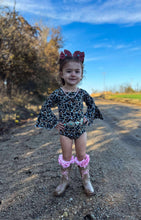 Load image into Gallery viewer, Camo Bell Sleeve Leo/Top
