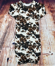 Load image into Gallery viewer, Cow print gowns (boy &amp; girl)
