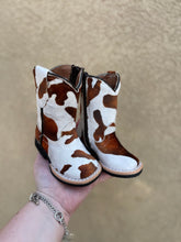 Load image into Gallery viewer, Brown &amp; White Cow Print Tanner Mark Boots
